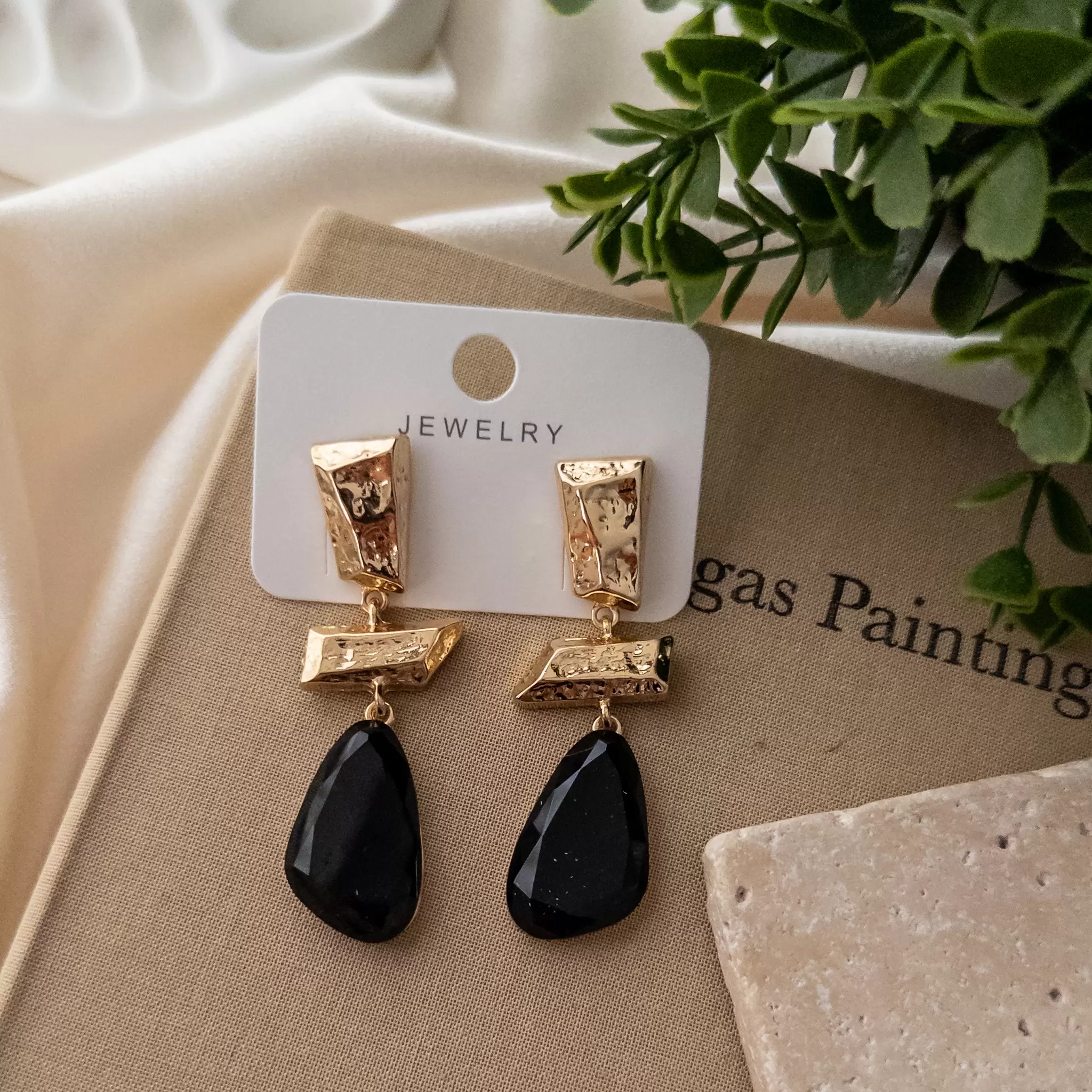 Ezme Plakalı Siyah Boncuklu Tasarım Uzun Büyük Küpe