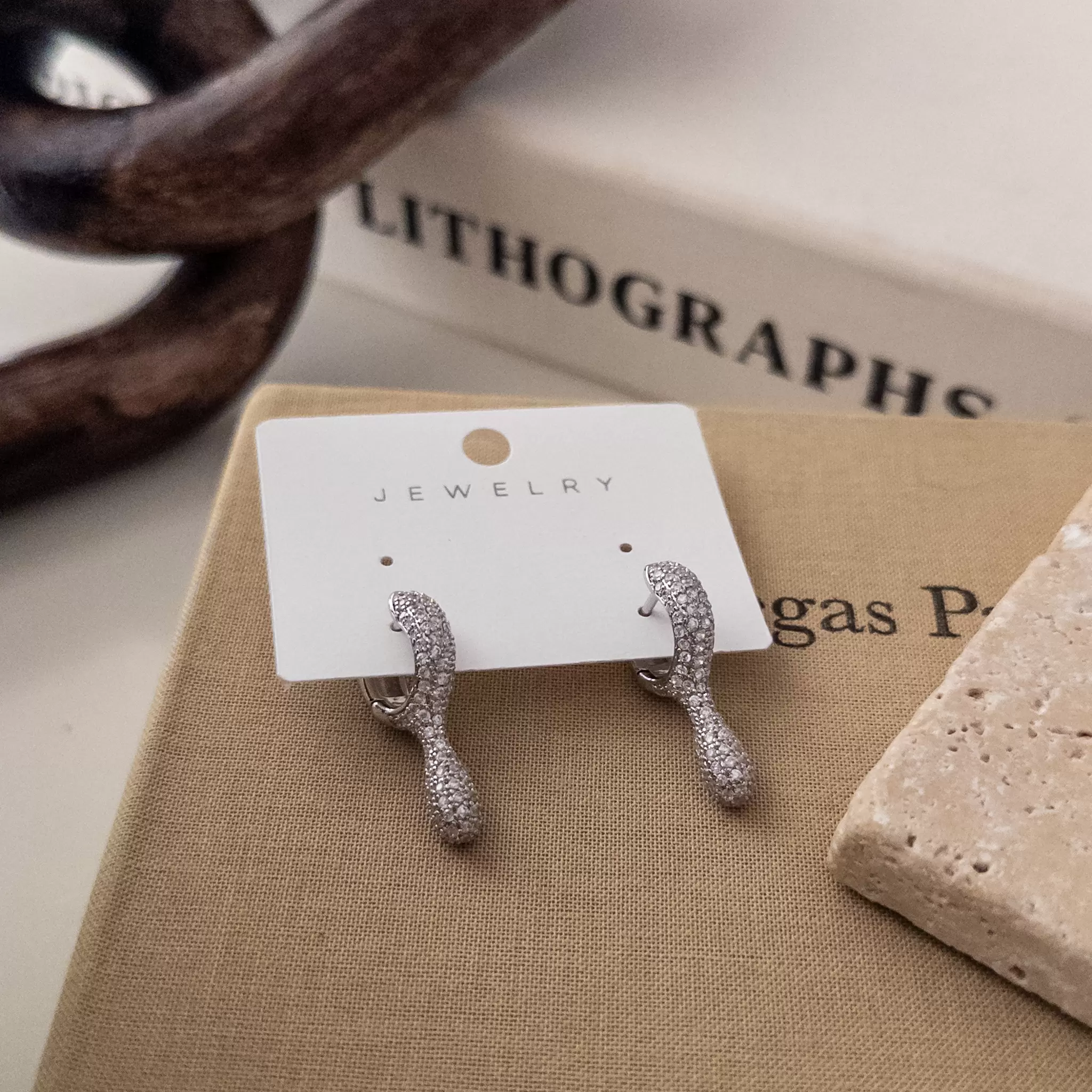 Gümüş Renk Full Zirkon Taş İşlemeli Tasarım Halka Küpe