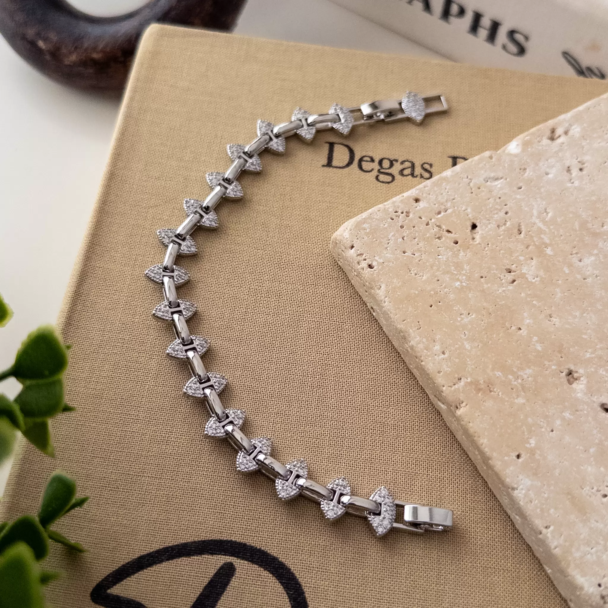 Gümüş Renk Zirkon Taşlı Kenarları Çıkıntılı Tasarım Bileklik