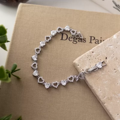 Gümüş Renk Zirkon Taşlı Zarif Kalp Figür Bileklik