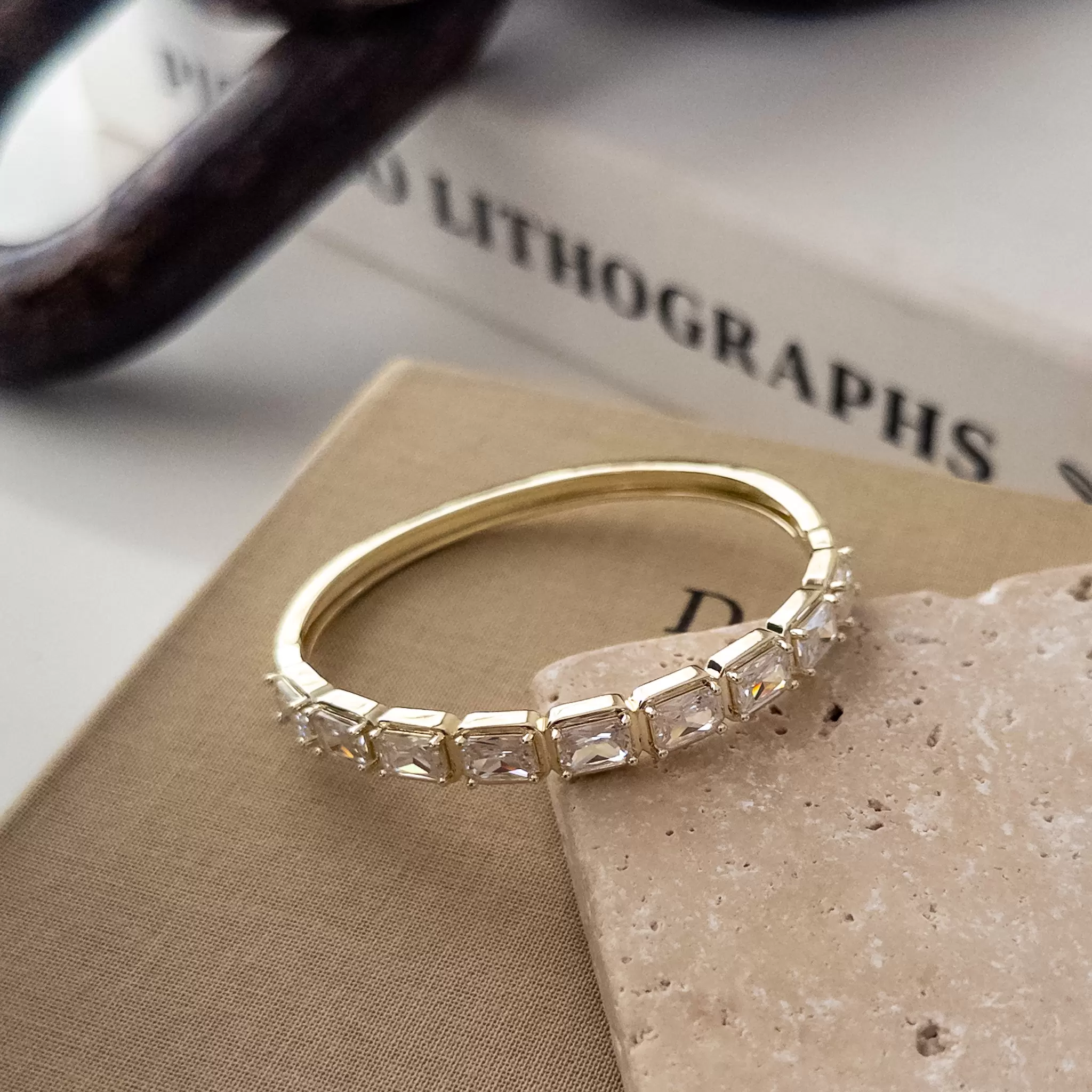 İri Zirkon Taş İşlemeli Kelepçe Bileklik