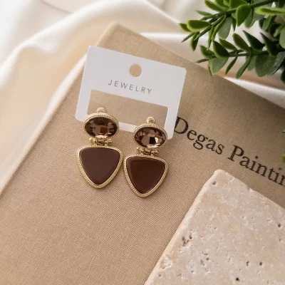 Kahverengi Kristal Taşlı Sallantılı Küpe