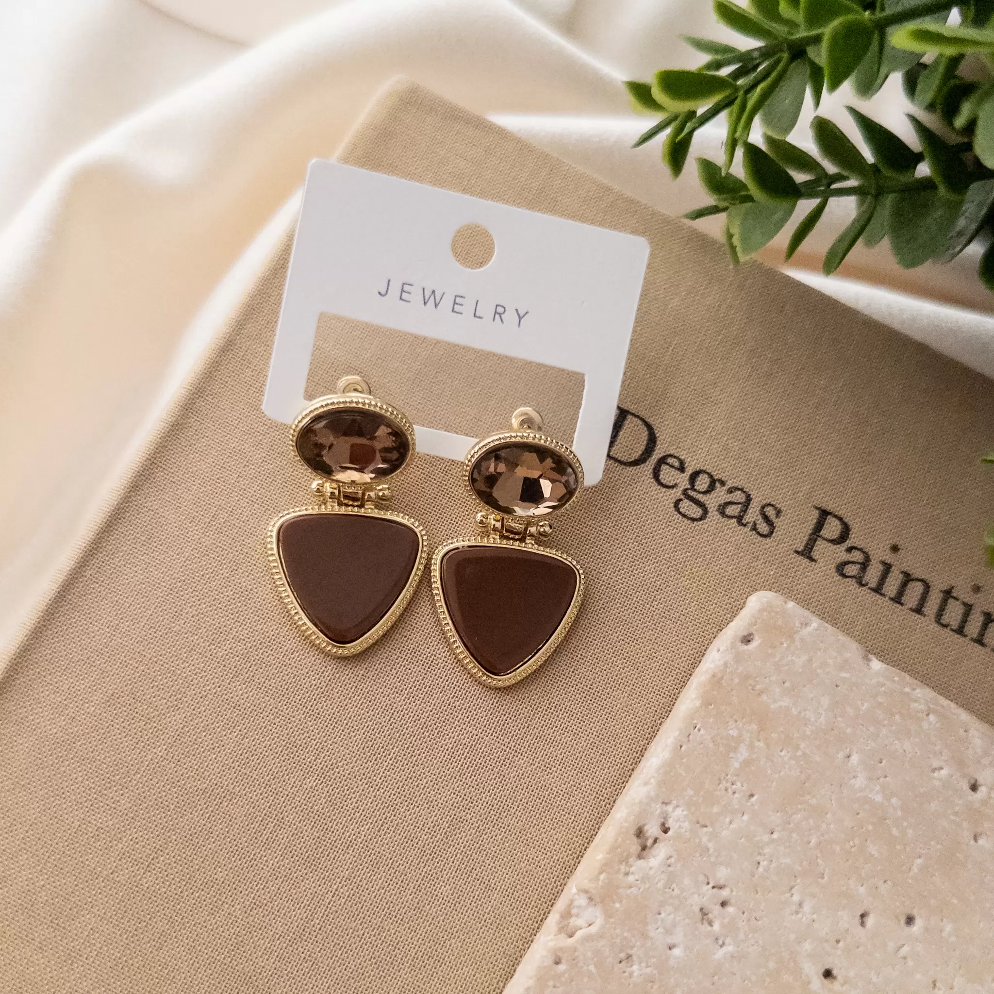 Kahverengi Kristal Taşlı Sallantılı Küpe