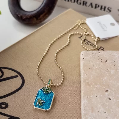 Mavi Mineli Yeşil Zirkon Taşlı Arı Figürlü Top Zincir Kolye