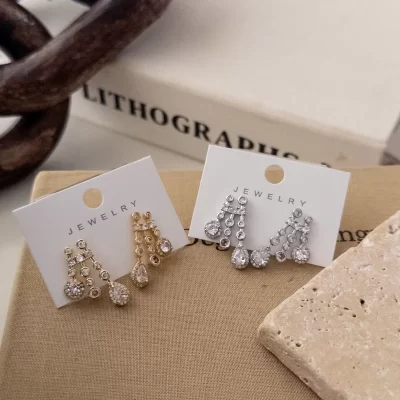 Montürlü Zirkon Taş İşlemeli Tasarım Küpe