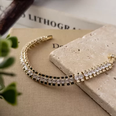 Orta Sırası Taşlı Kenarları Plakalı Tasarım Bileklik