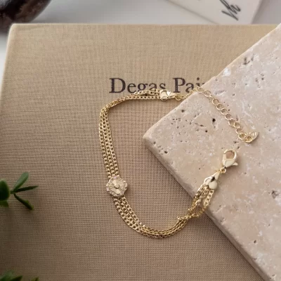 Ortası Zirkon Taş Detaylı Lazer Kesim Yoncalı Zarif Çoklu Zincirli Tarz Bileklik