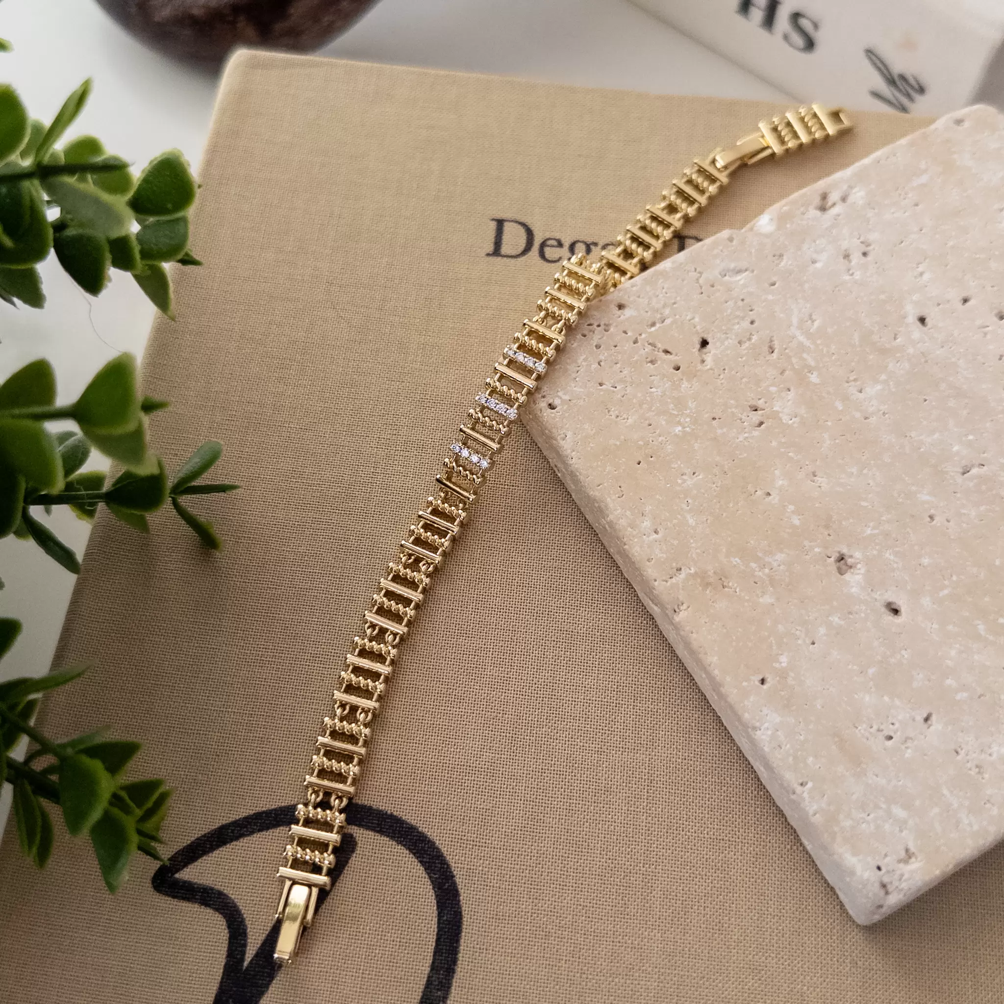 Ortası Zirkon Taş Detaylı Tırtıklı Plakalı Tarz Bileklik