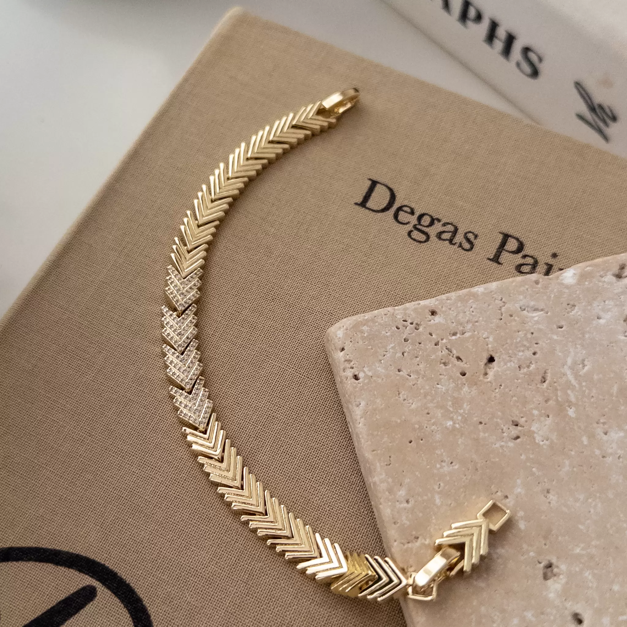 Ortası Zirkon Taş İşlemeli Plaka Tasarım Bileklik