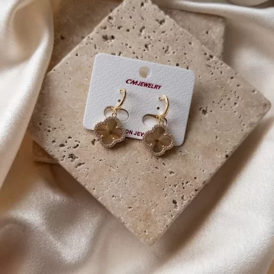 Özel Seri 14K Gold Range Zirkon Taş Çerçeveli Lazer Kesim Yonca Sallantılı Küpe