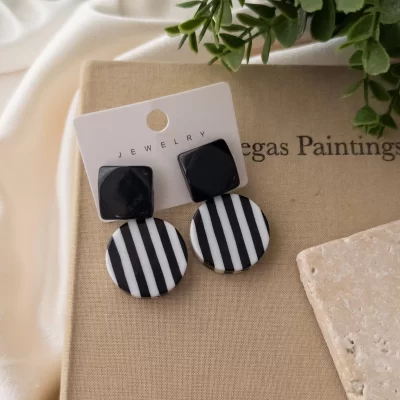 Siyah Beyaz Çizgili Akrilik Büyük Küpe