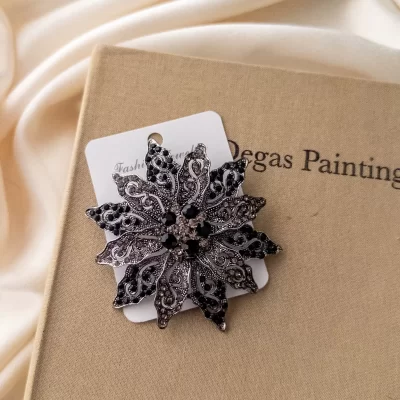 Siyah Taş Detaylı Büyük Çiçek Broş