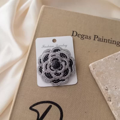 Siyah Taş Detaylı Zirkon Taş İşlemeli Büyük Çiçek Broş