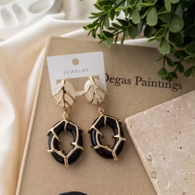 Tasarım Gold Plaka Detaylı Siyah Büyük Küpe