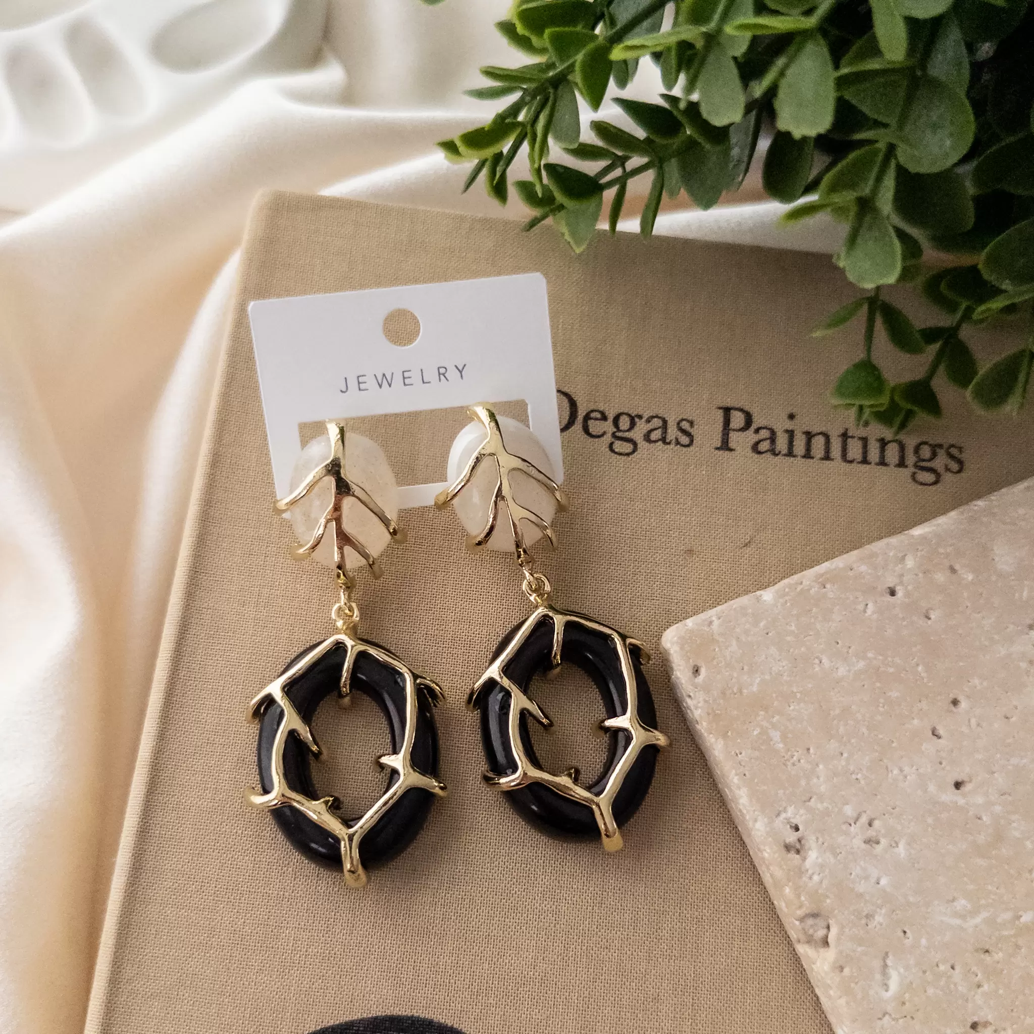 Tasarım Gold Plaka Detaylı Siyah Büyük Küpe