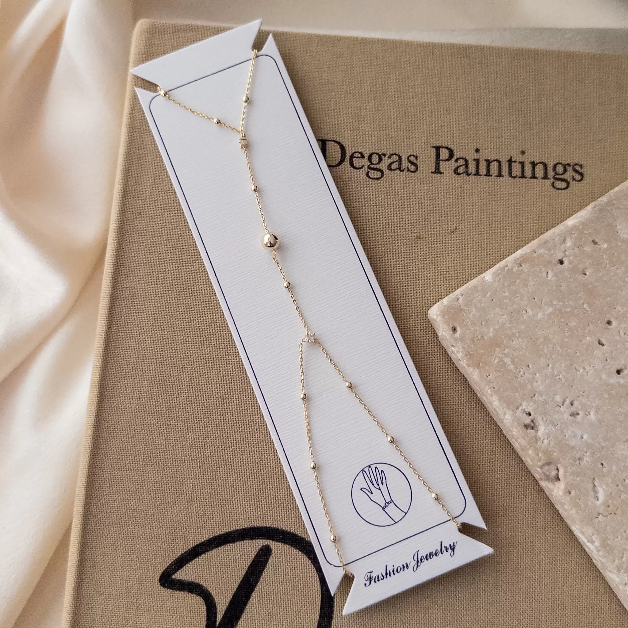 Top Detaylı İnce Zincir Zarif Şahmeran