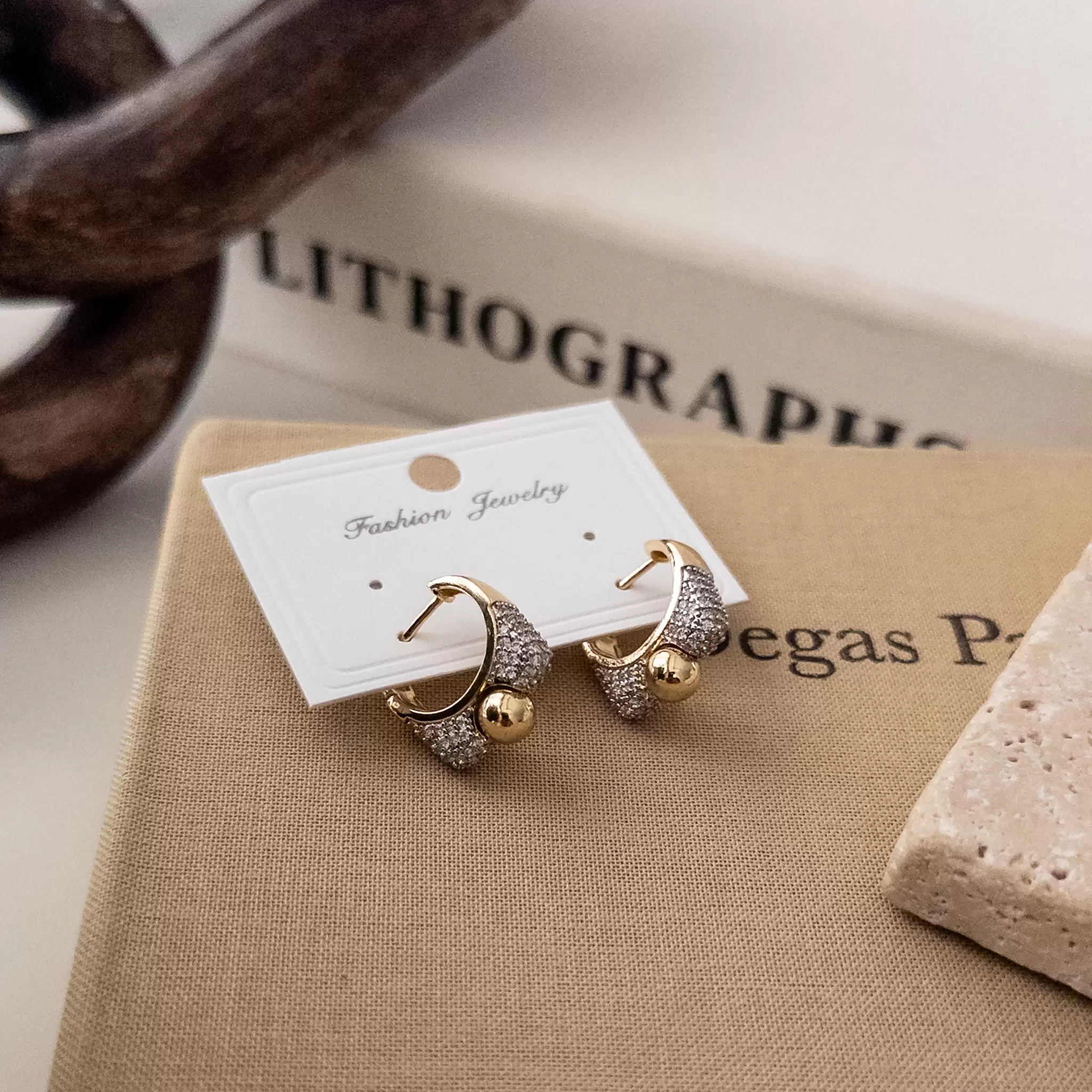 Top Detaylı Zirkon Taş İşlemeli Çift Renk Halka Küpe