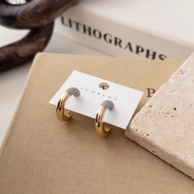 Üst Kısmı Zirkon Taşlı Plakalı Yarım Halka Tarz Küpe