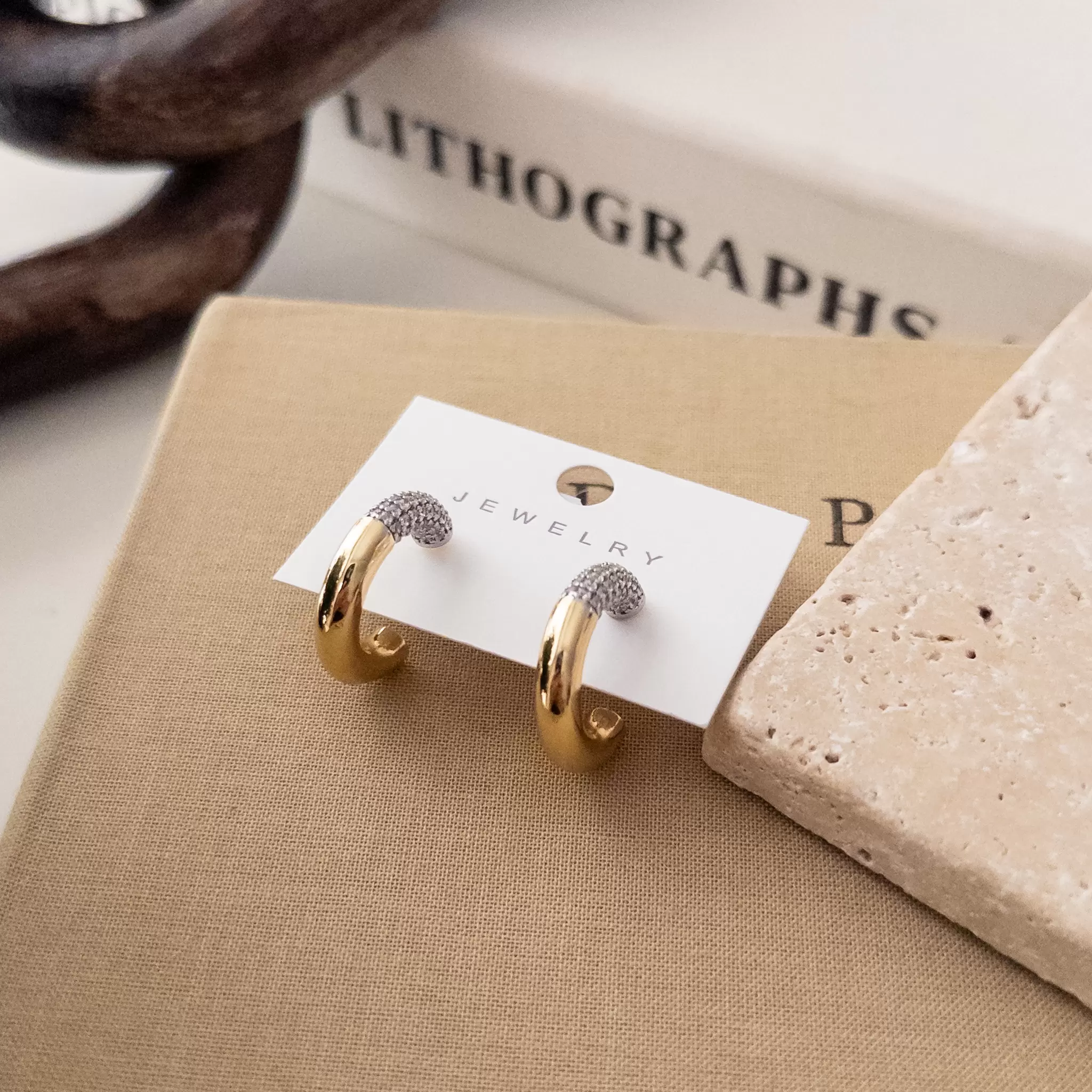 Üst Kısmı Zirkon Taşlı Plakalı Yarım Halka Tarz Küpe