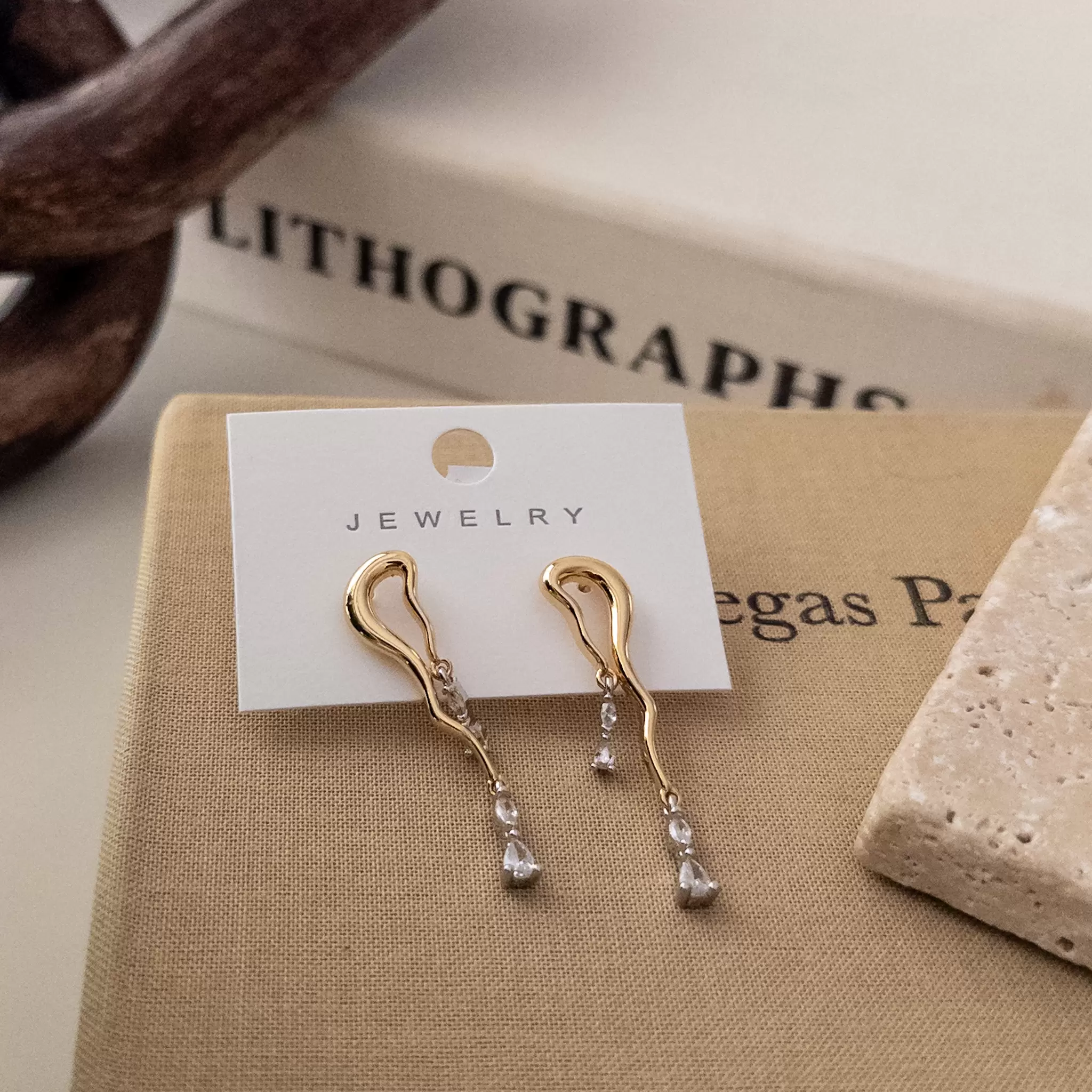 Zirkon Damla Taş Sallantılı Eğimli Plaka Tasarım Küpe