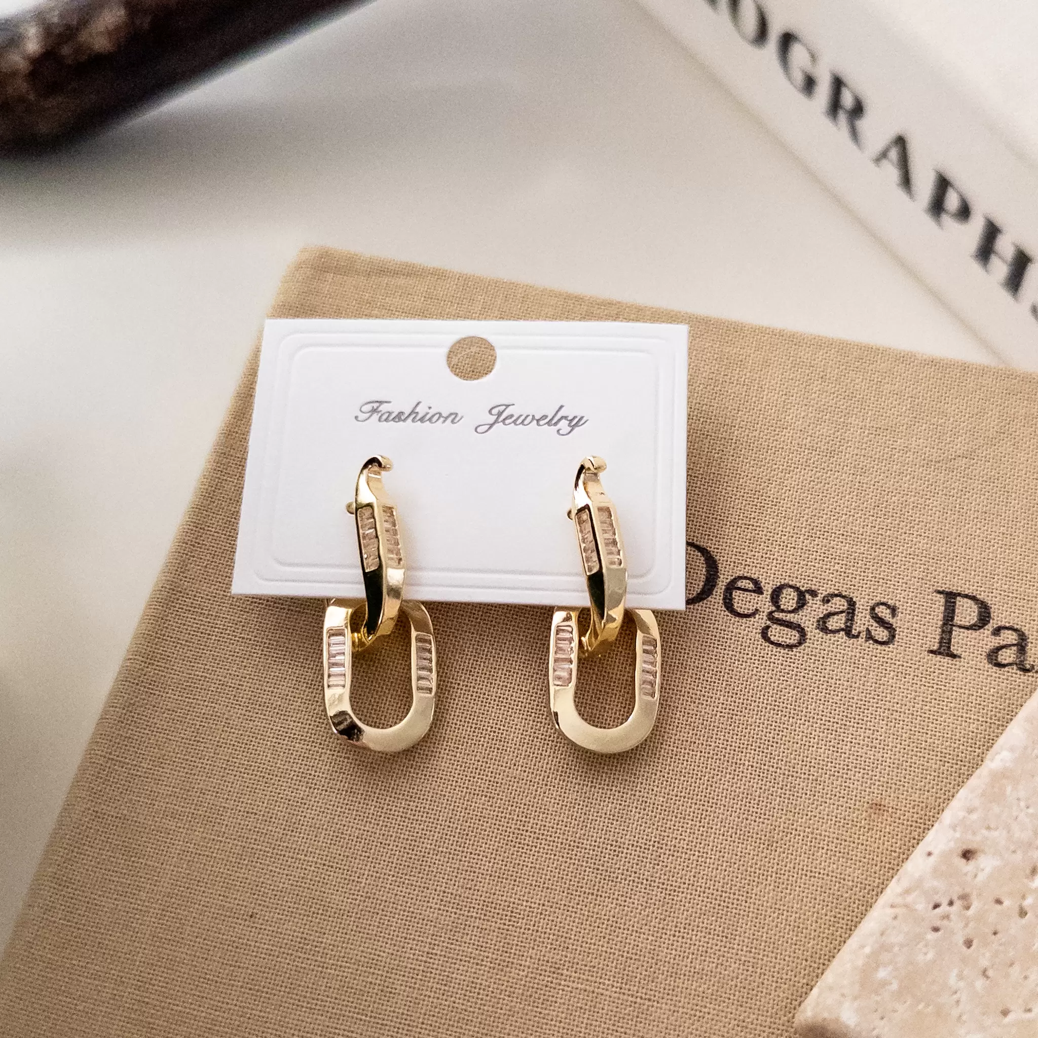 Zirkon Kesme Taş Detaylı 14K Gold Renk Tasarım Sallantılı Plaka Küpe