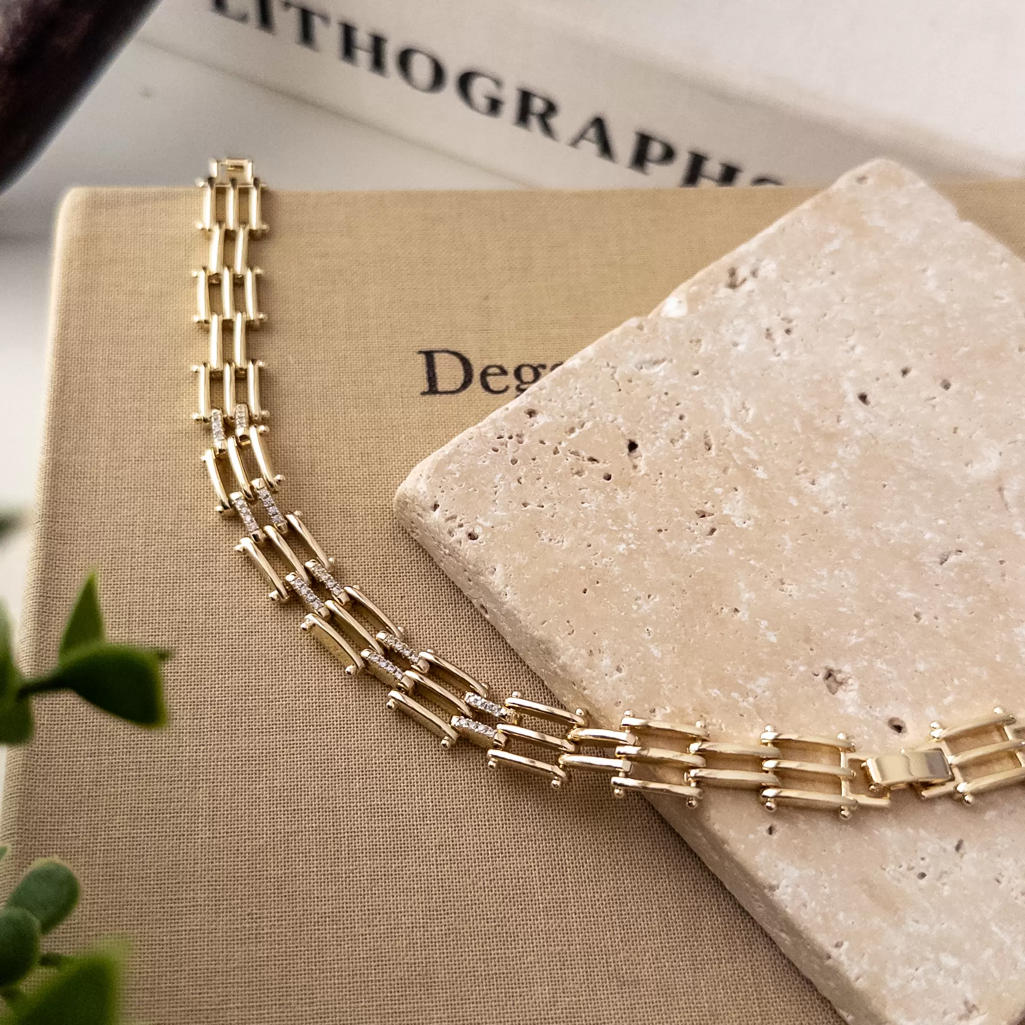 Zirkon Taş Detaylı Birbirine Geçmeli Tasarım Bileklik