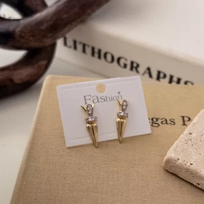 Zirkon Taş Detaylı Küçük Tasarım Mızrak Küpe