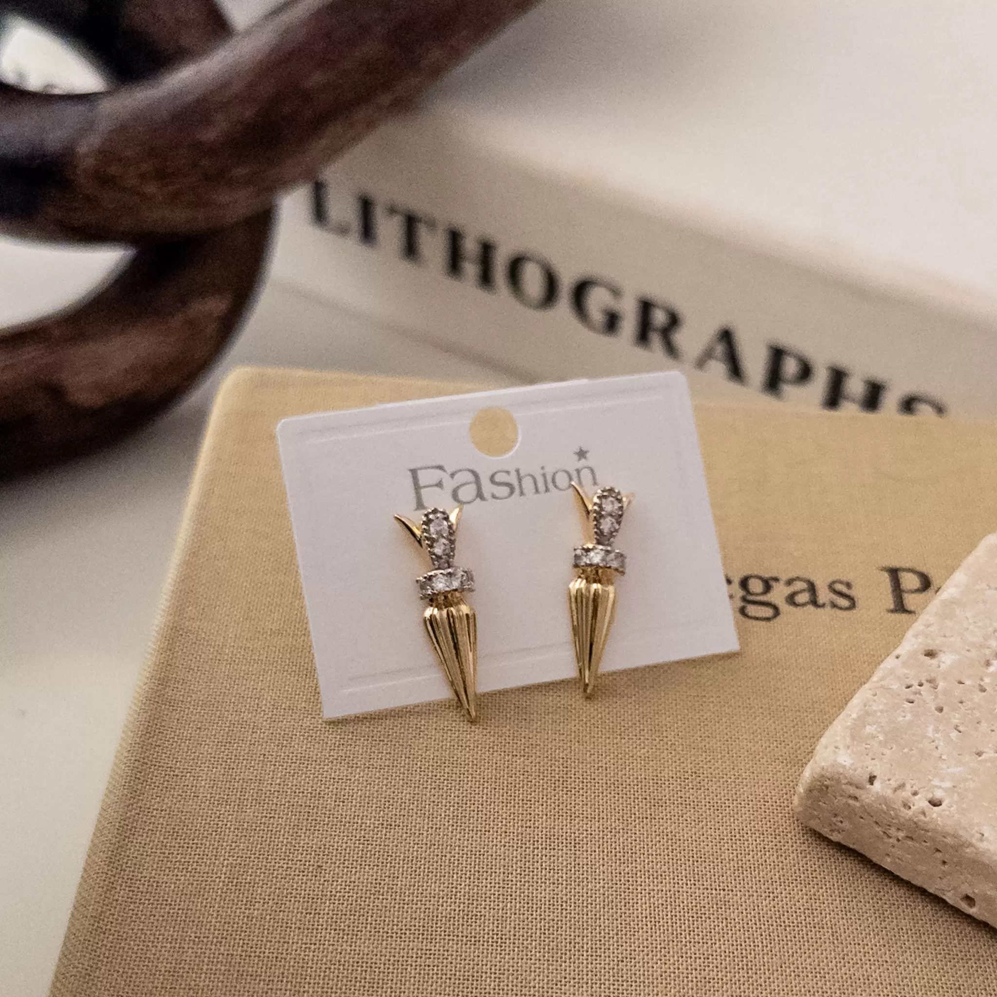 Zirkon Taş Detaylı Küçük Tasarım Mızrak Küpe