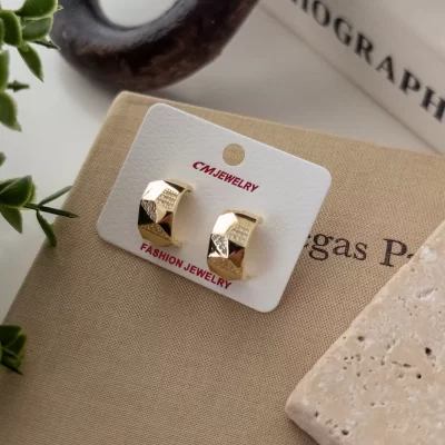 Zirkon Taş Detaylı Yarım Halka Kalın Plaka Tarz Küpe