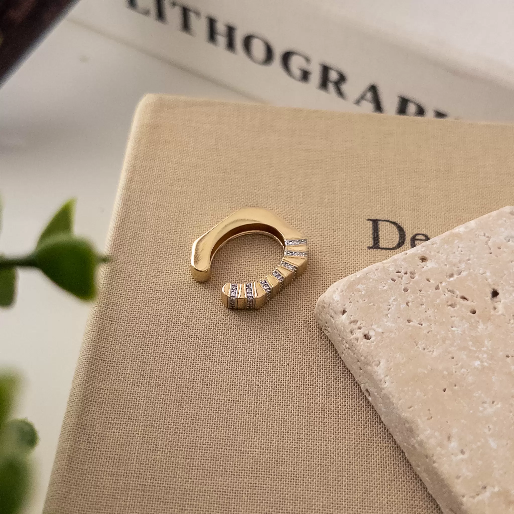 Zirkon Taş İşlemeli Büyük boy Tasarım Plaka Earcuff