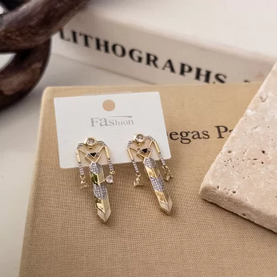 Zirkon Taş İşlemeli Çift Renk Beyaz Ve Siyah Mine Detaylı Sallantılı Tasarım Küpe