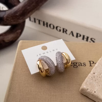 Zirkon Taş İşlemeli Çift Renk Tek Delikte İkili Duran Tasarım Yarım Halka Küpe