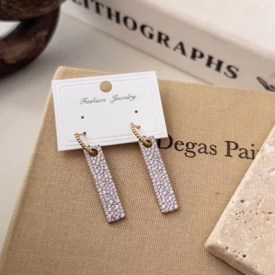 Zirkon Taş İşlemeli Dikdörtgen Sallantılı Tarz Küpe