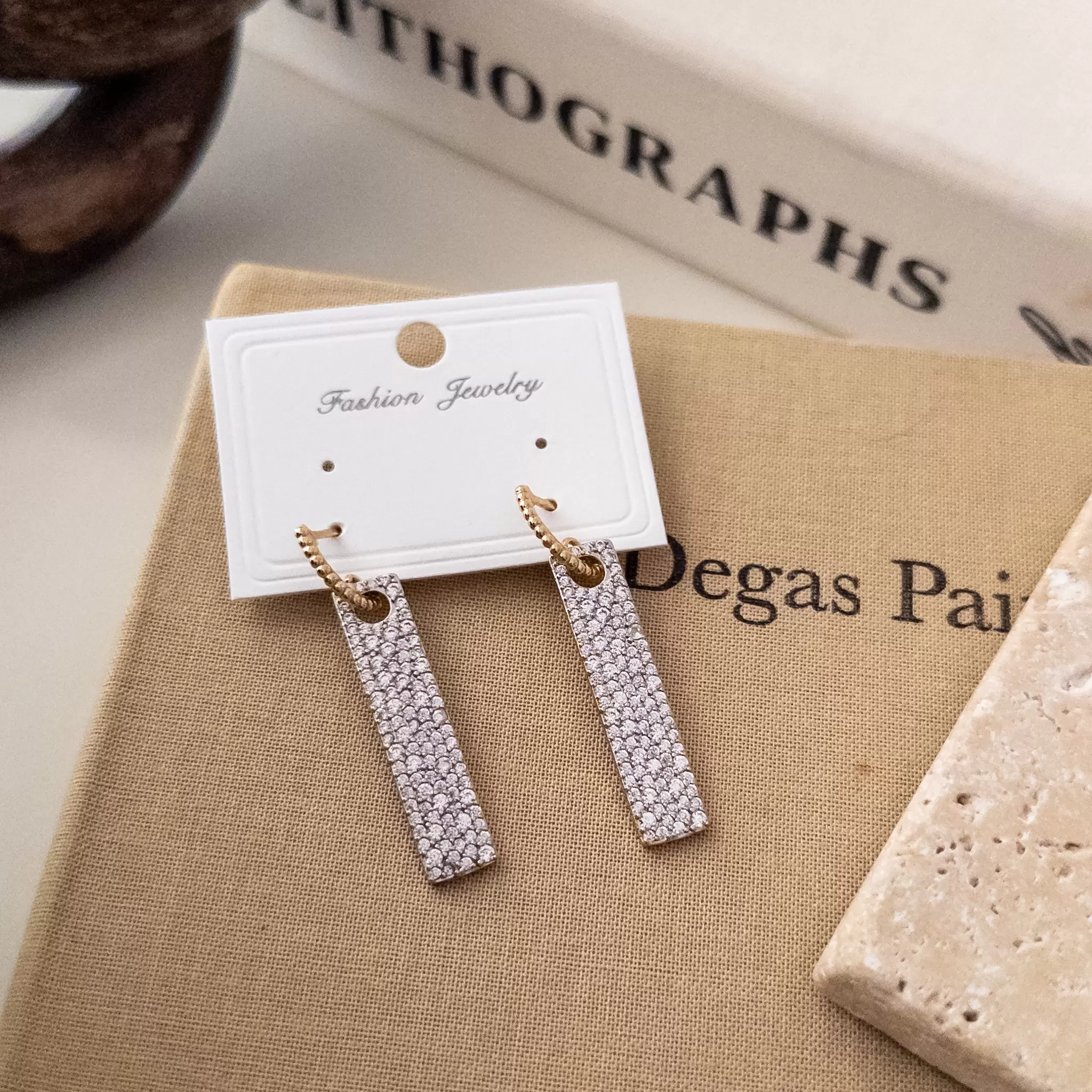 Zirkon Taş İşlemeli Dikdörtgen Sallantılı Tarz Küpe