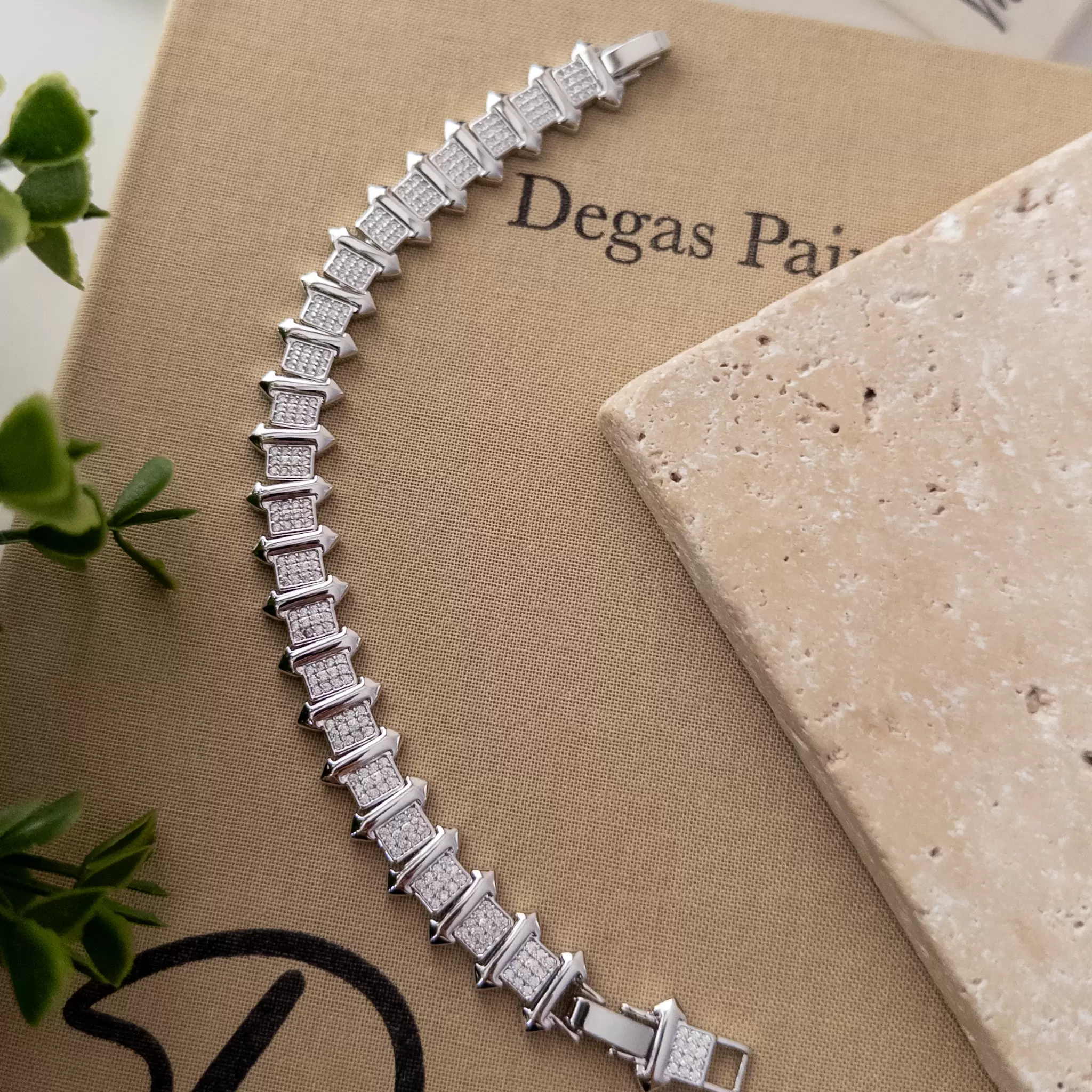 Zirkon Taş İşlemeli Gümüş Renk Kenarları Çıkıntılı Tasarım Bileklik