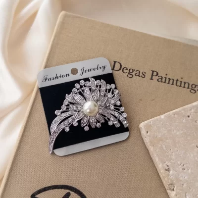 Zirkon Taş İşlemeli Ortası İncili Çiçek Figürlü Büyük Broş