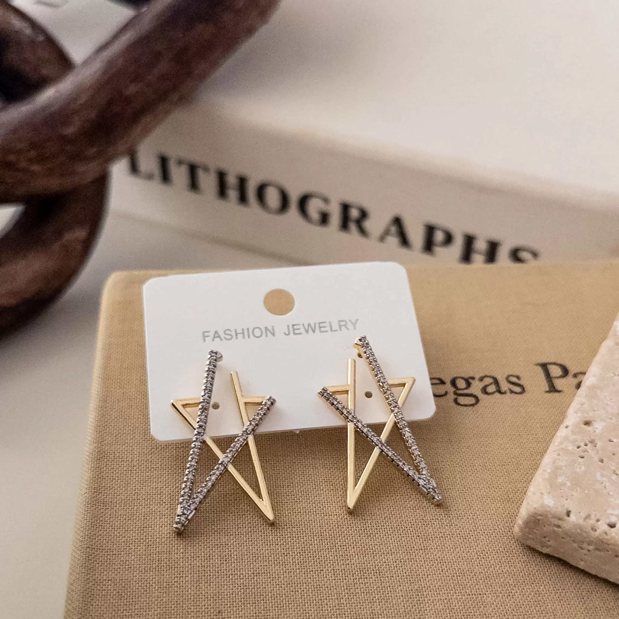 Zirkon Taş İşlemeli Tasarım Yıldız Küpe