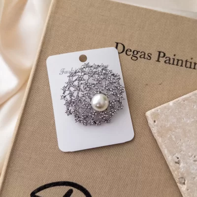 Zirkon Taş İşlemeli Yıldız Figürlü İncili Broş