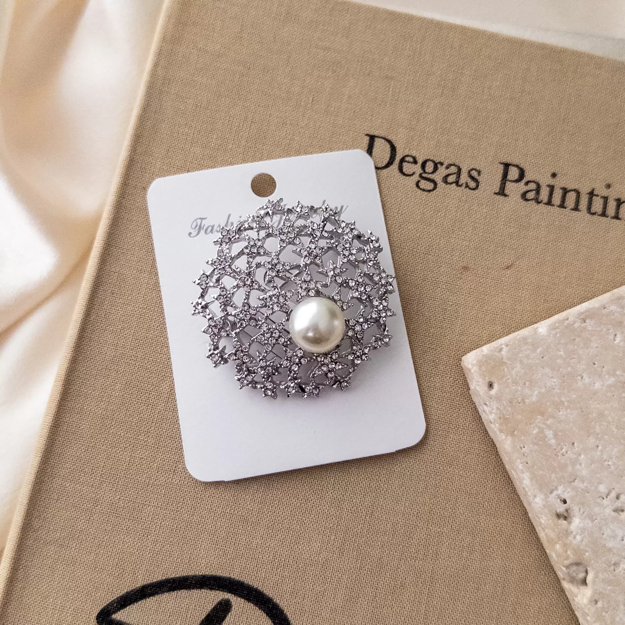 Zirkon Taş İşlemeli Yıldız Figürlü İncili Broş