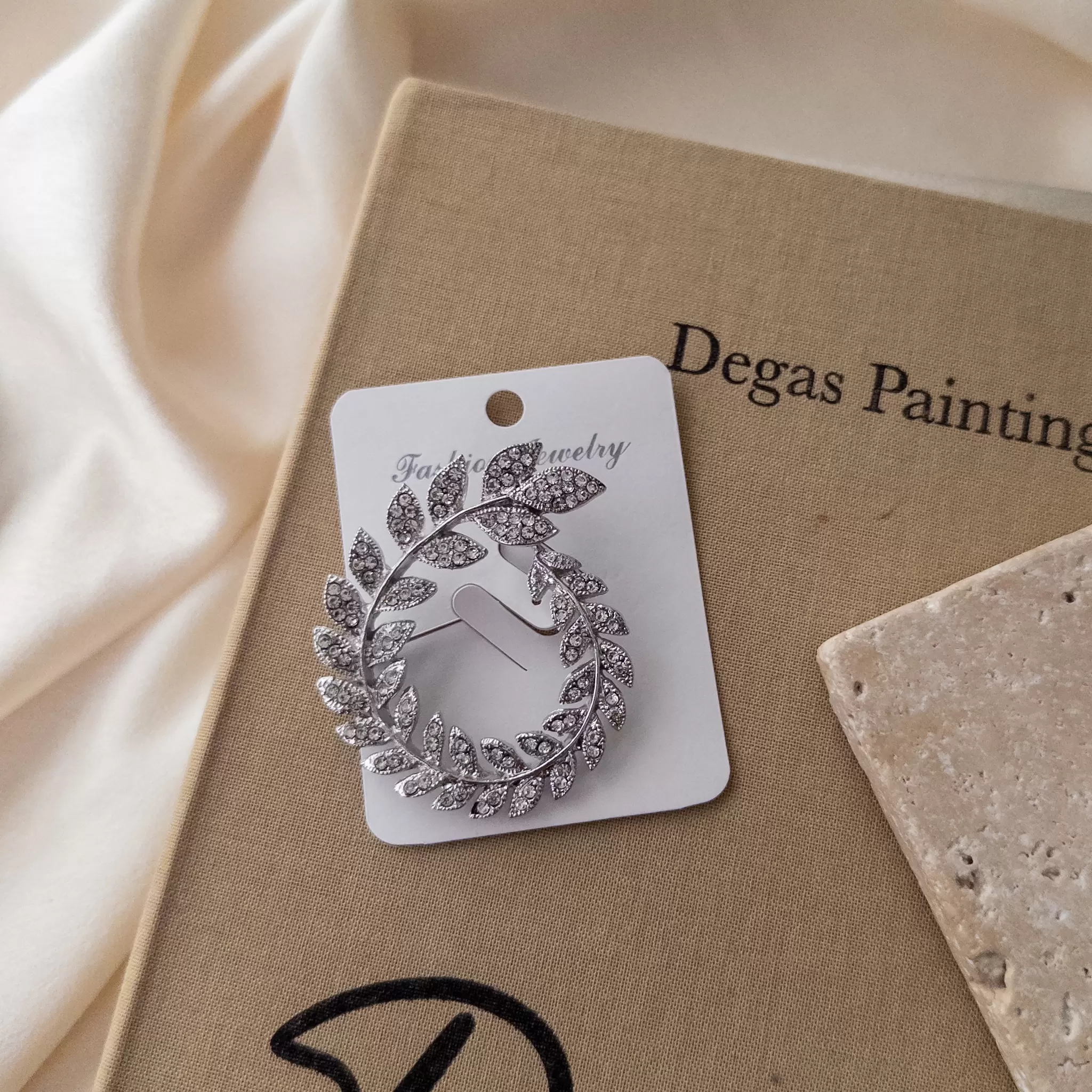 Zirkon Taşlı Büyük Yaprak Broş