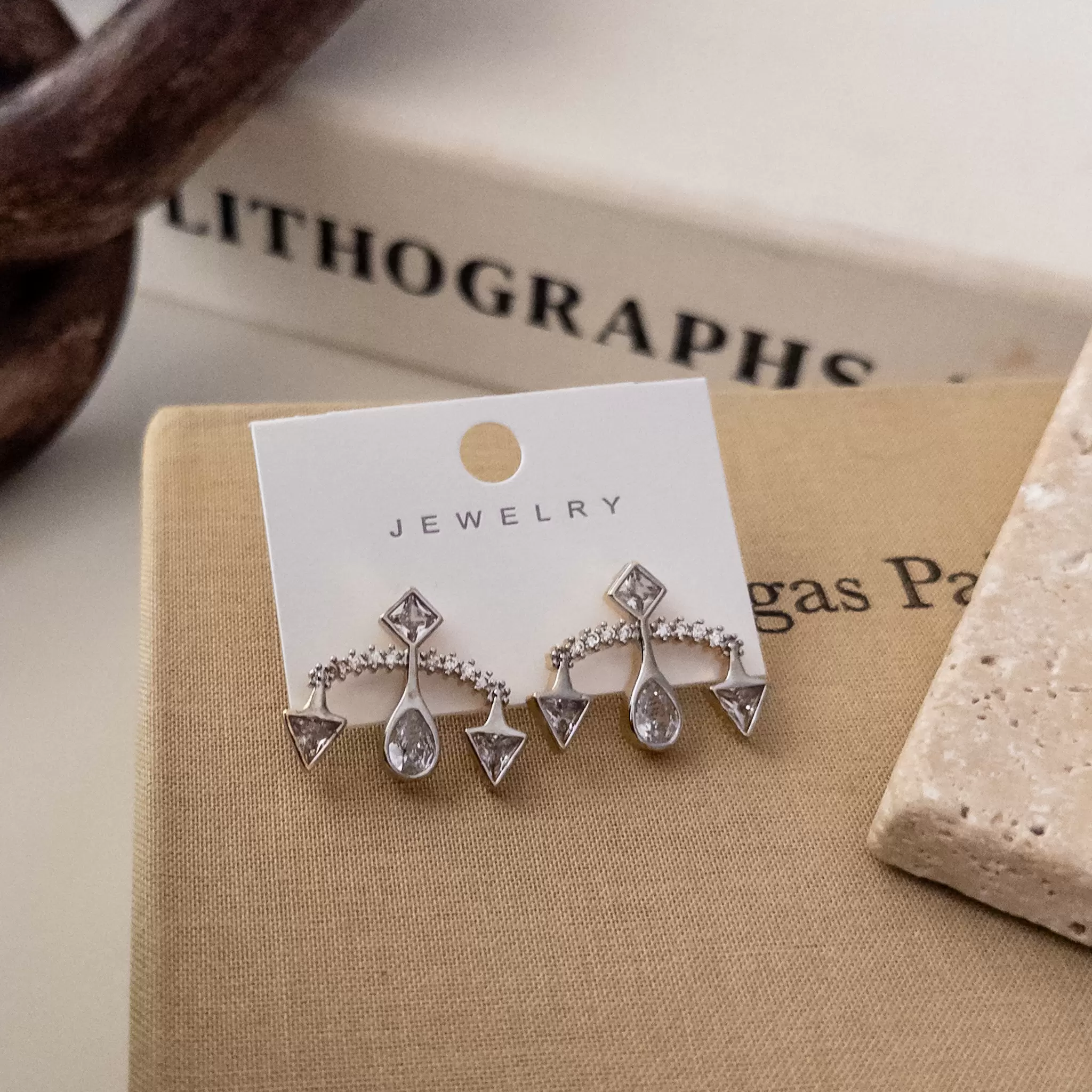 Zirkon Taşlı Çift Renk Tasarım Küpe