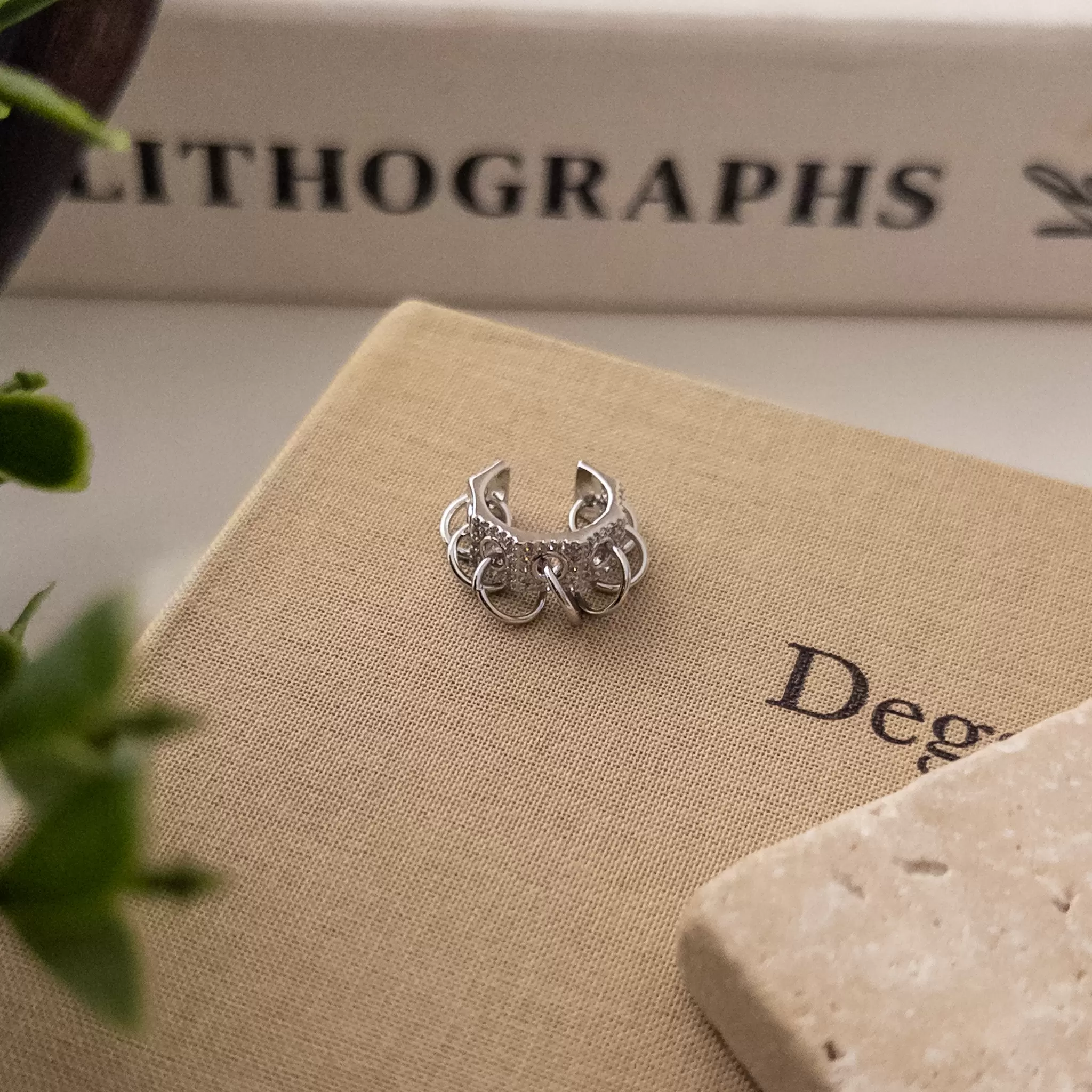 Zirkon Taşlı Gümüş Renk Halka Sallantılı Tasarım Earcuff Küpe