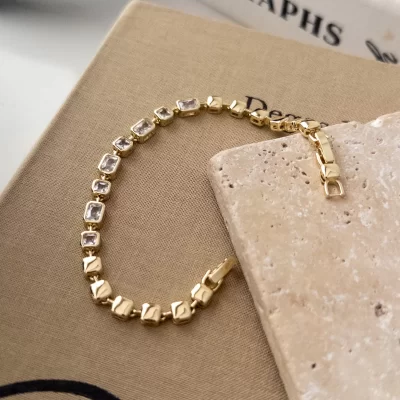 Zirkon Taşlı Kare Plakalı Tarz Bileklik