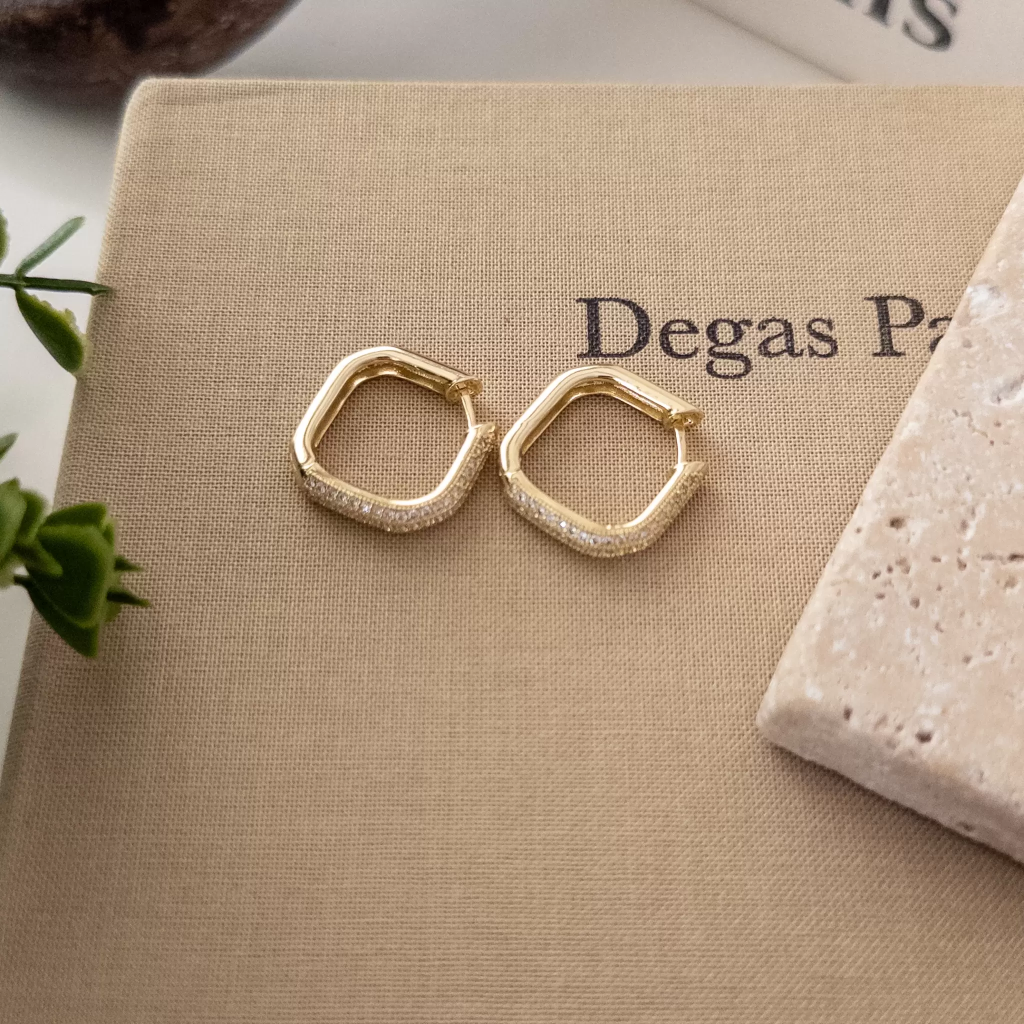 Zirkon Taşlı Orta Boy Beşgen Küpe