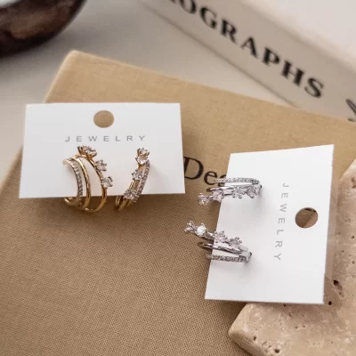 Zirkon Taşlı Tek Delikte Üç Halkalı Tasarım Küpe