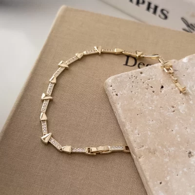 Zirkon Taşlı Üçgen Plakalı Zarif Tasarım Bileklik