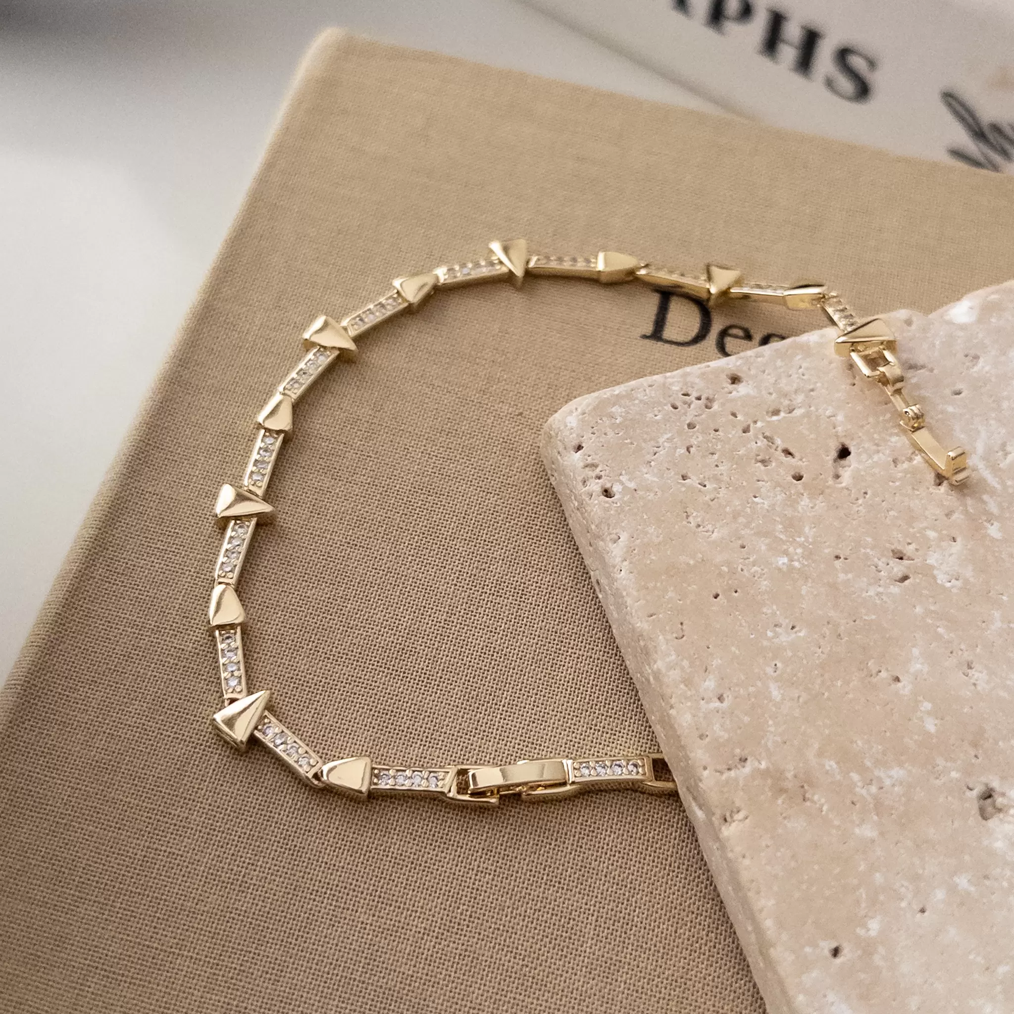 Zirkon Taşlı Üçgen Plakalı Zarif Tasarım Bileklik