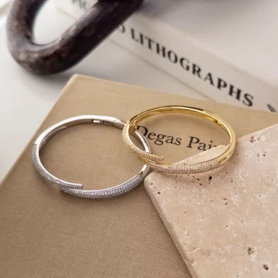 Zirkon Taşlı Üstten Açılan Özel Seri Kelepçe Bileklik