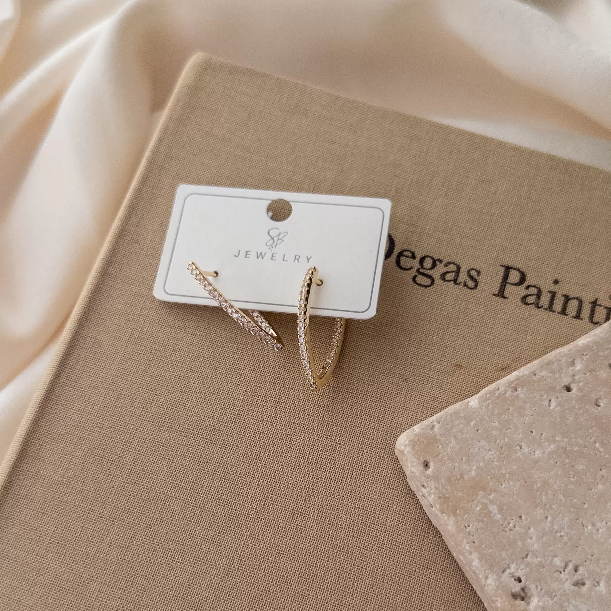 Zirkon Taşlı V Küpe