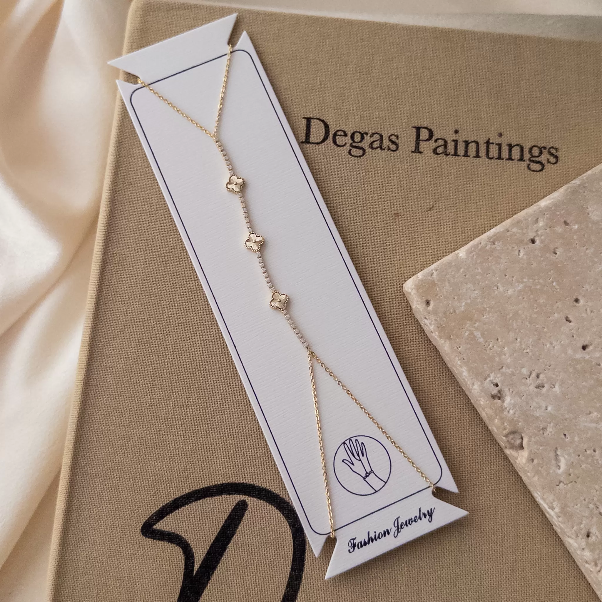 Zirkon Taşlı Yonca Figürlü Zarif Şahmeran